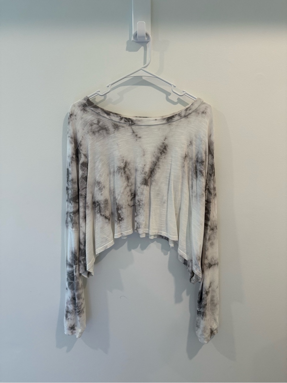 aerie White & Gray Tie-Dye Cropped Long Sleeve Top